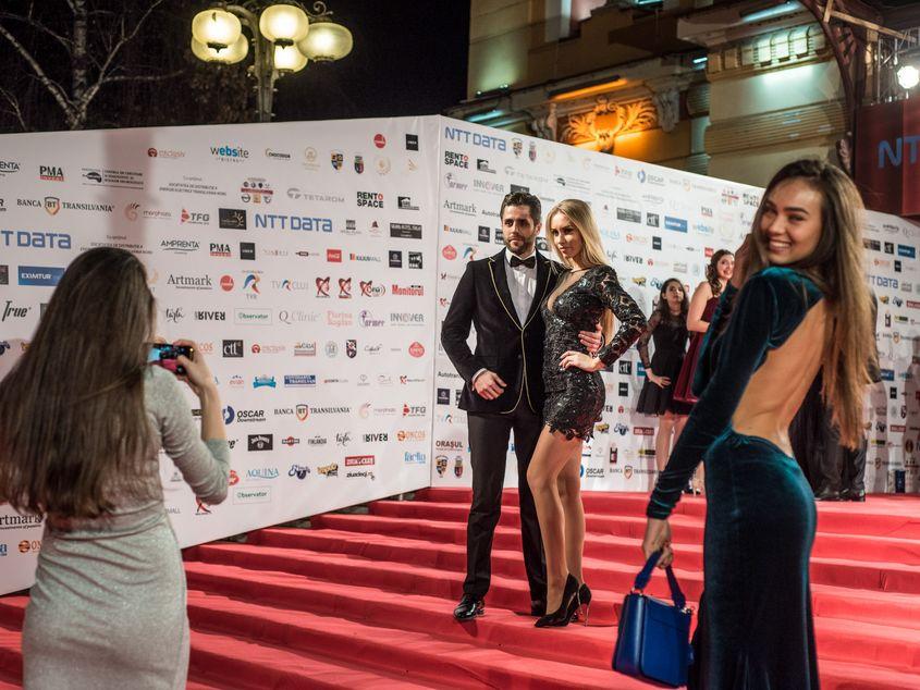 Şedinţă foto pe covorul roşu din faţa Teatrului Naţional din Cluj.
Fotografii: Raul Ştef