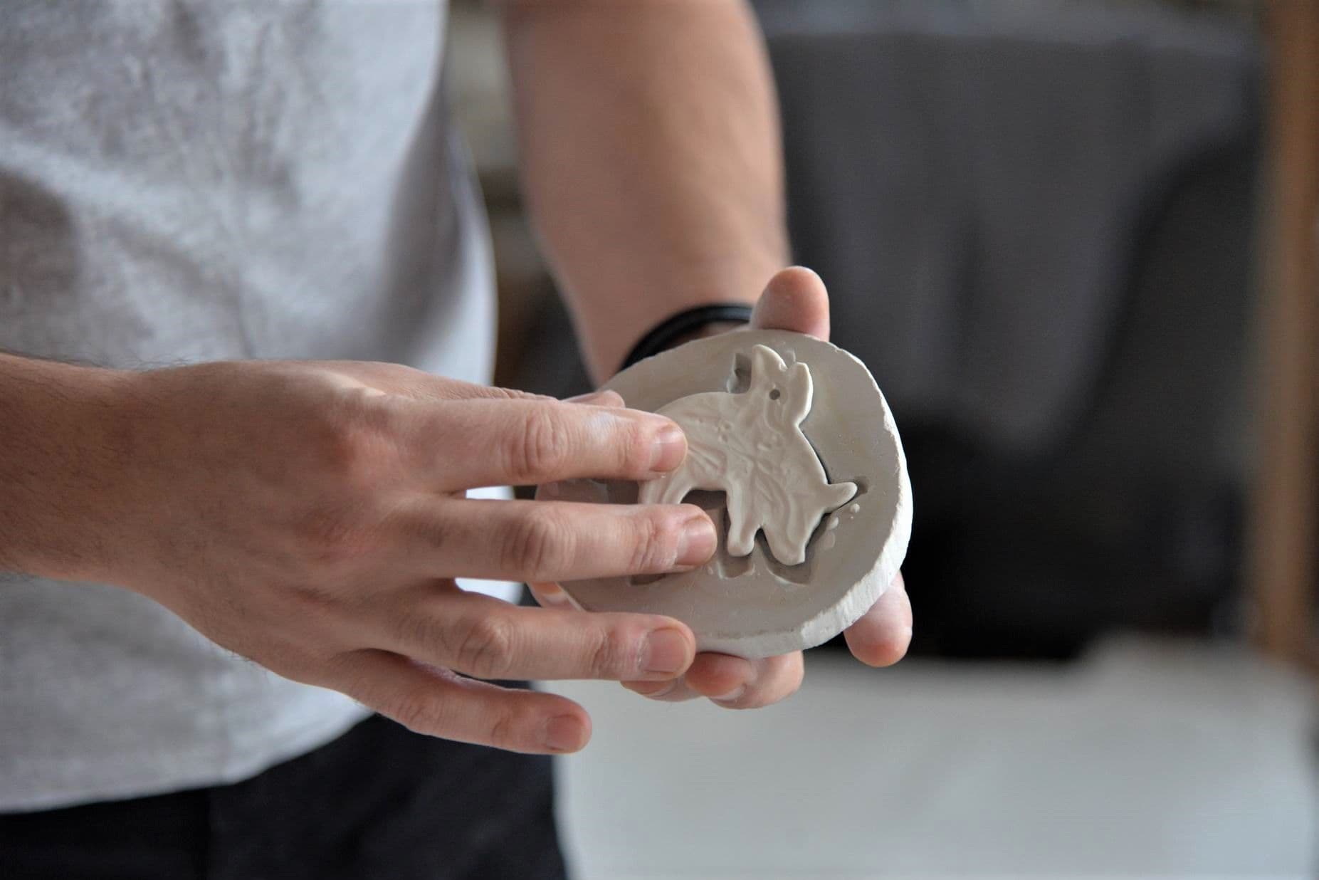 Mărțișoare din porțelan create de artistul ceramist Marius Stanciu. Foto Lucian Muntean