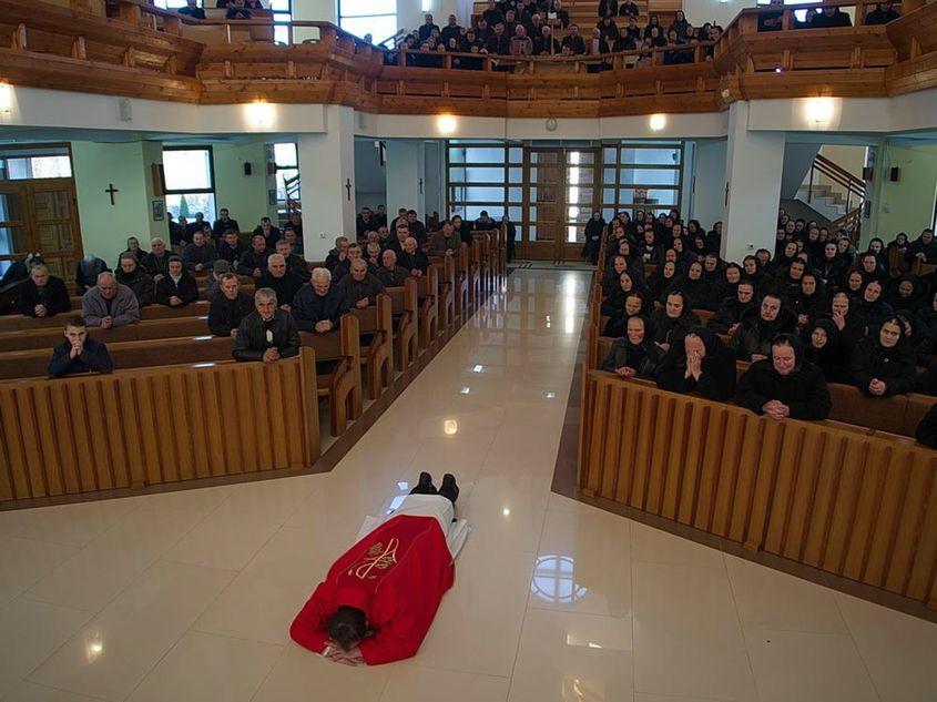 Prosternarea în Vinerea Mare în biserica romano-catolică din Huta, judeţul Satu Mare.