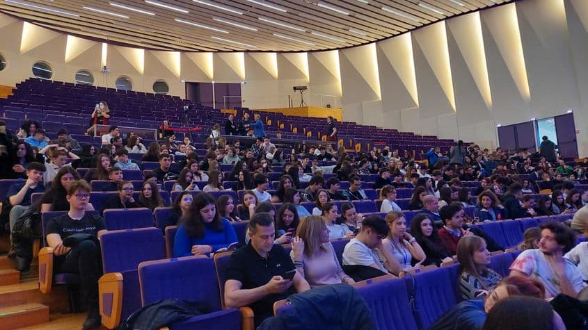 Finala a adunat peste 500 de oameni în sala de festivități a universității, inclusiv ambasadori și persoane publice. foto: Ana Coman / PressOne