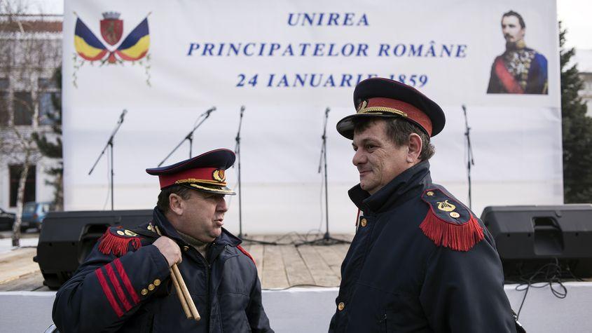 Ioan Jurju și Daniel Măcinic, doi membri ai Fanfarei Petrești.