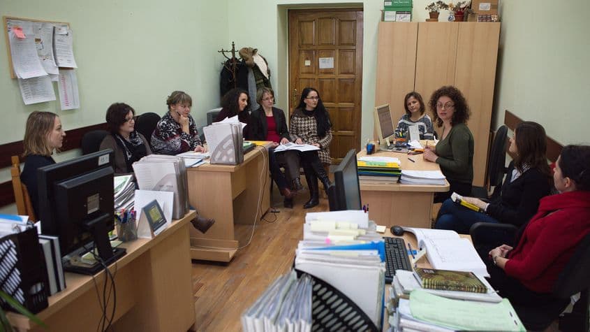 Condițiile în care se lucrează la stat nu sunt, de prea multe ori, unele demne de secolul XX, indiferent că vorbim de sistemul de justiție, de învățământ sau de alte domenii. Foto: Raul Ștef