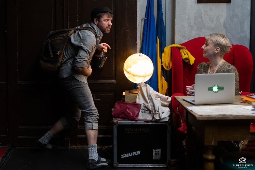 Imagine din spectacolul Grand Hostel Timișoara, al Teatrului Auăleu. Foto: Auăleu.