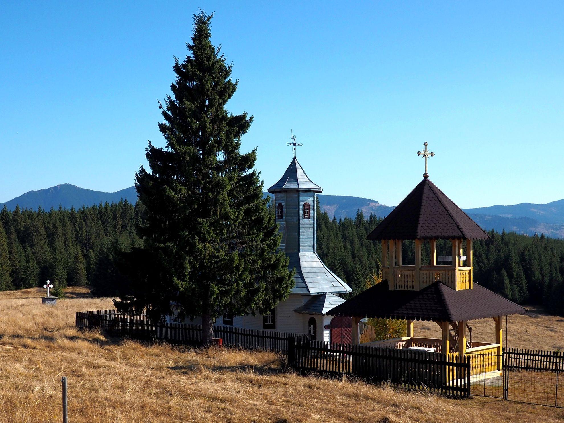 Schitul cu masivul Giumalău în fundal.