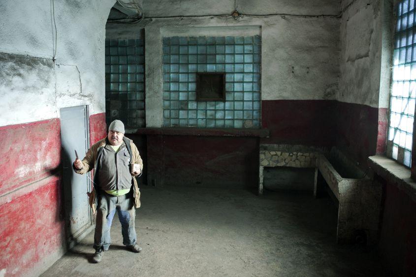 Un miner, pe circuitul spre Puțul Centru Petrila