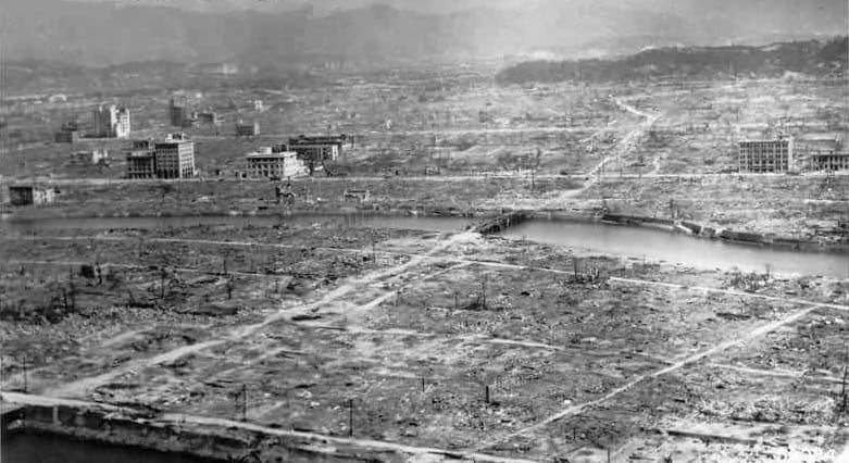 Hiroshima, fotografiată după explozia bombei atomice, de comandantul echipajului de pe "Enola Gay".