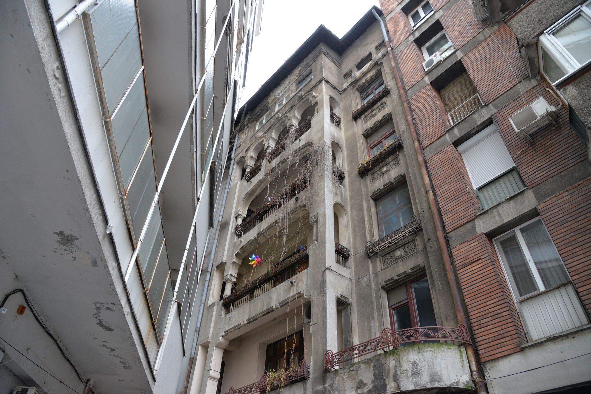 Clădirile în stil neoromânesc nu erau chiar insalubre, dar au fost înglobate pur și simplu în noul complex, răpindu-li-se orice perspectivă. Foto Lucian Muntean