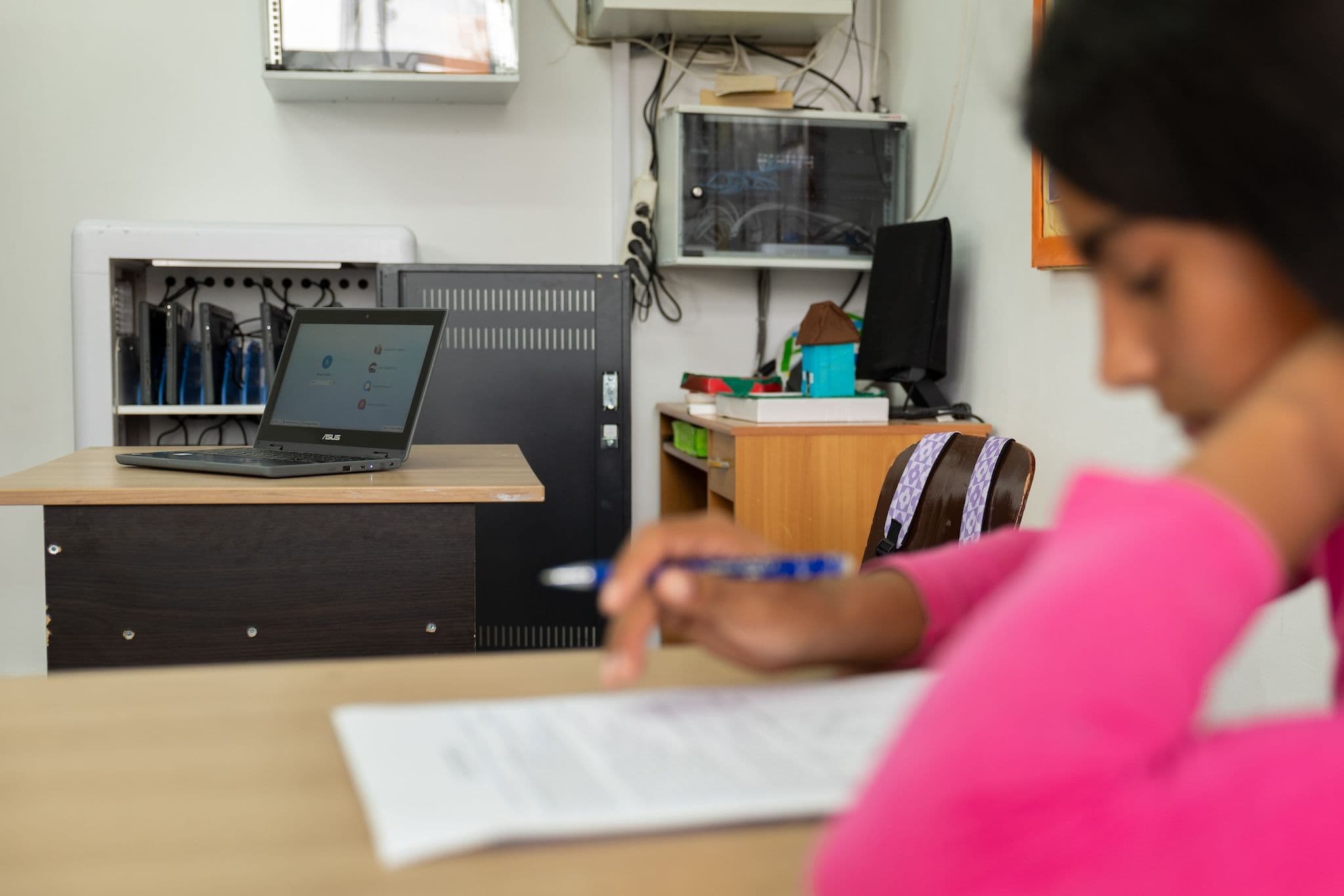 Școala Budești a reușit să cumpere table inteligente și tablete pentru copii. Foto: Raul Ștef