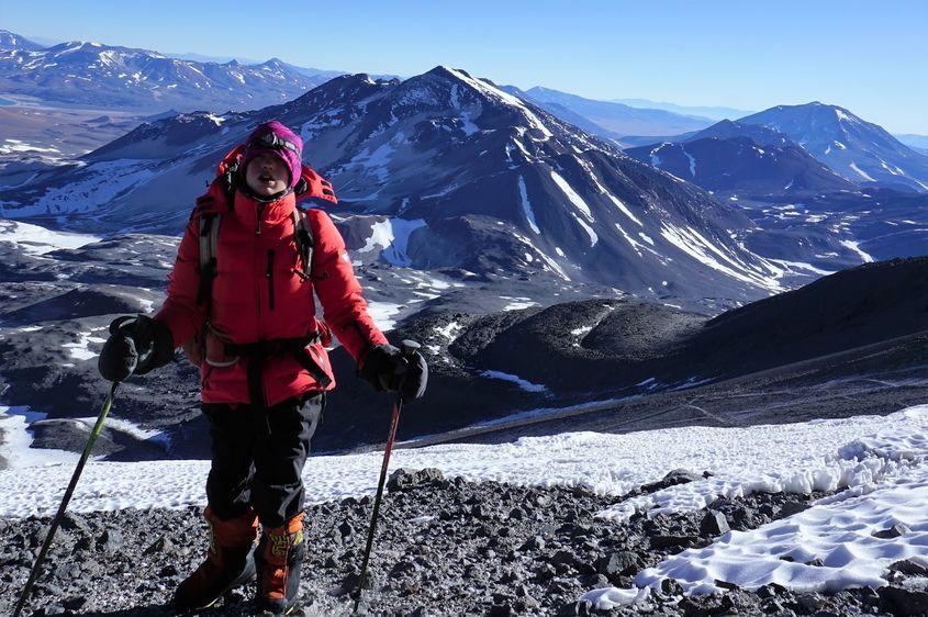 Geta Popescu, în ascensiunea spre Ojos del Salado.