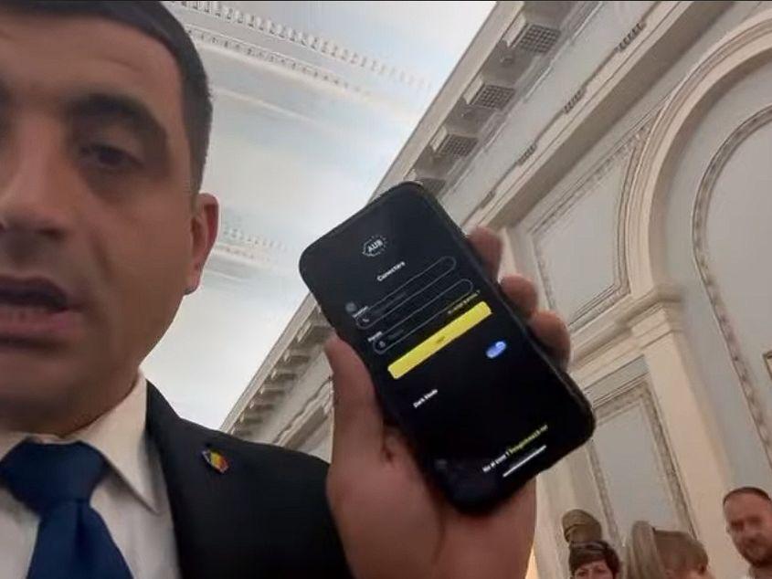 George Simion prezintă aplicația pe holurile Parlamentului. Captură de ecran via Youtube