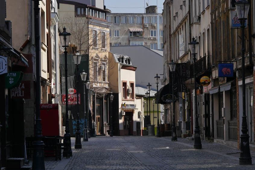 Străzile din Centrul istoric sunt pustii, iar localurile închise și circulația restricționată în perioada stării de urgență din București. Foto: Lucian Muntean