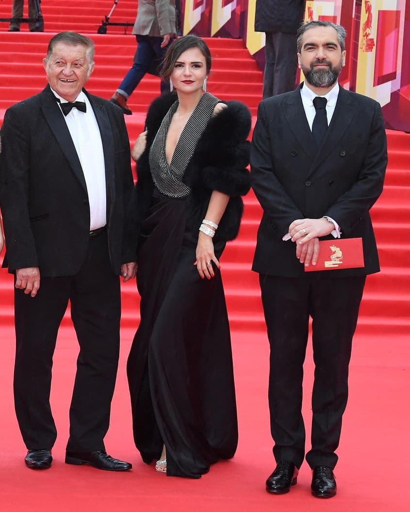 Pe covorul roșu la Moscova. Actorul Dorel Vișan, soția preotului Irina Laura Mega și preotul regizor Ciprian Mega în dreapta. Foto: Irina Laura Mega