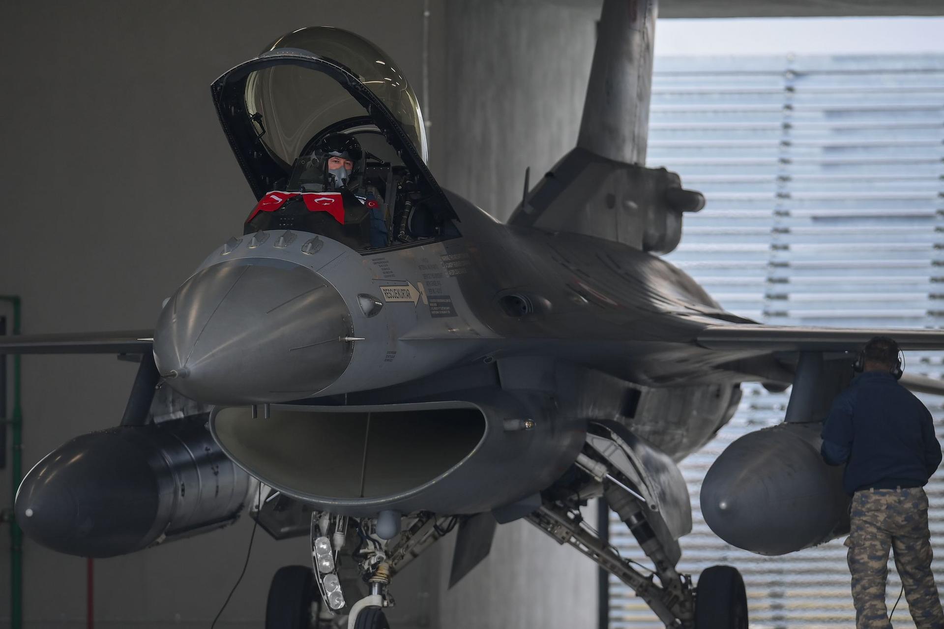 Aeronave F-16 ale Forțelor Aeriene Române și Forțelor Aeriene Turce desfășoară un exercițiu demonstrativ de poliție aeriană întărită. Piloții români și turci aplică procedurile NATO. Miercuri, 6 martie 2024. Inquam Photos / Eduard Vanatoru