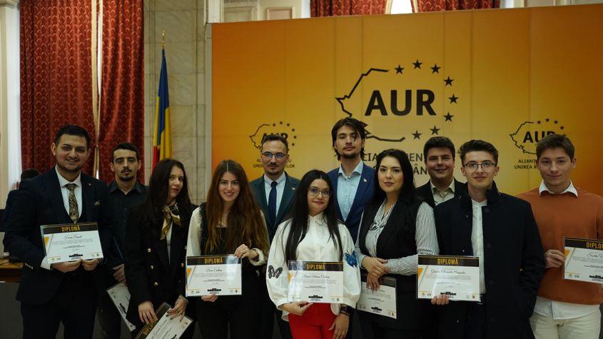 Răzvan Biro și Alin Constantinescu se fotografiază alături de câțiva participanți ai stagiului de practică. Sursă foto: Facebook