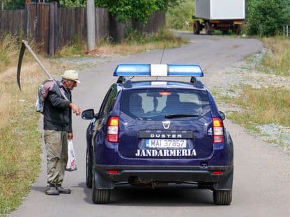 Valul patru s-a format la o înmormântare în „regatul agatârșilor”. „Toți care s-or pupat cu rudele venite de la București or luat virusu”