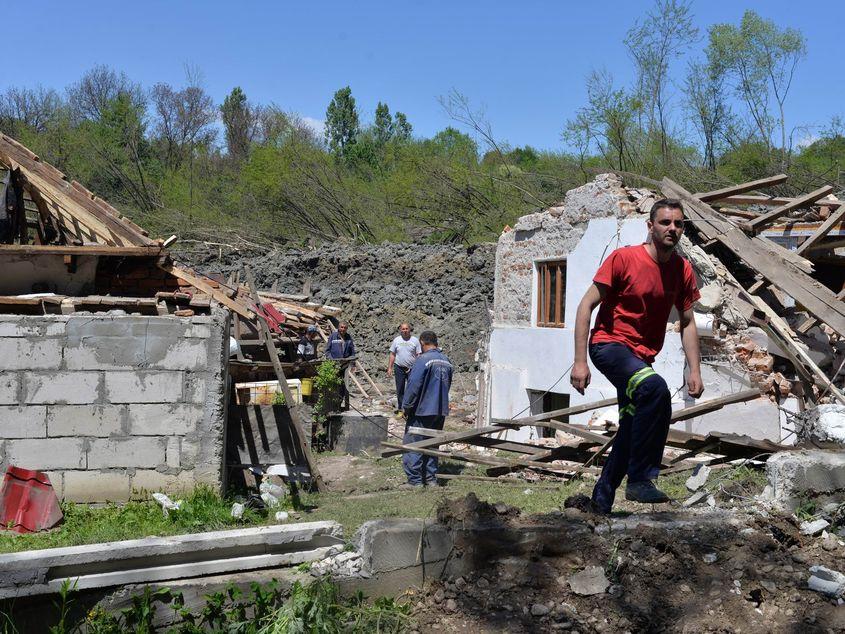 Locuitorii din Alunu recuperează ce mai pot recupera din casele afectate de alunecarea de pământ. Fotografii: Lucian Muntean