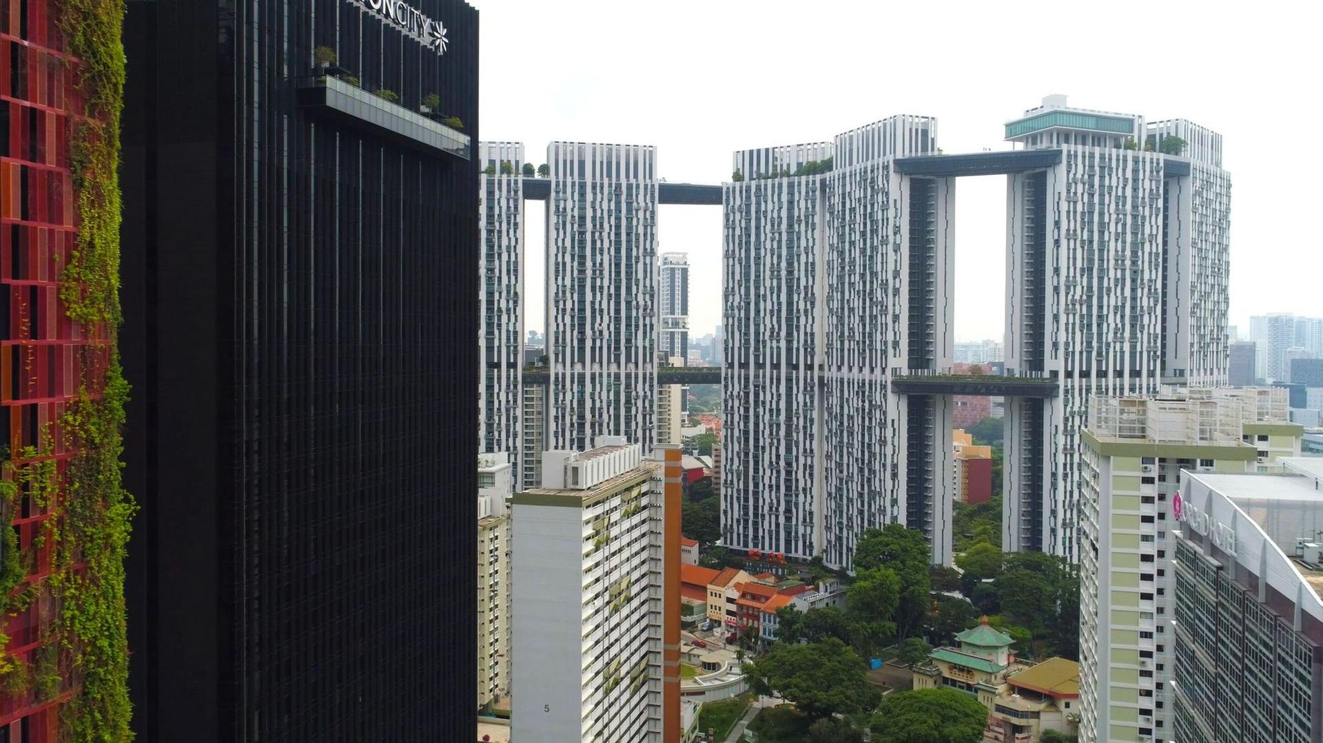 Zgârie-norii din Singapore sunt uneori uniți între ei de pasarele pietonale care reduc aglomerația de la sol în zona de birouri. Foto: Media Whalestock | Dreamstime.com