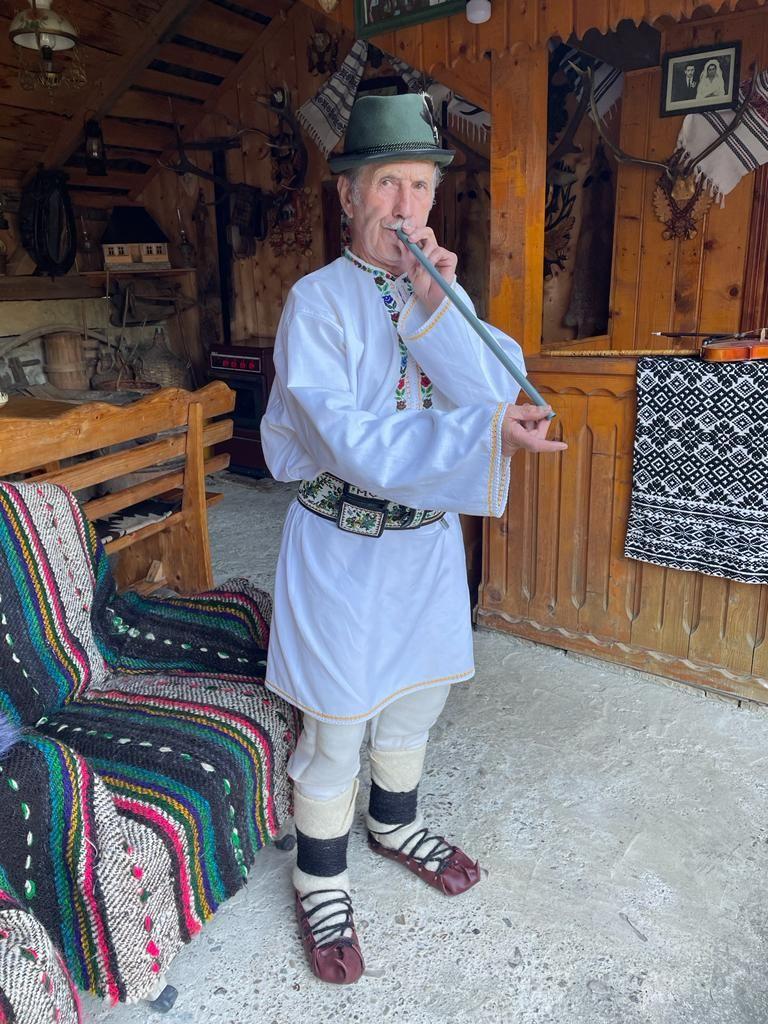 Moș Costan din satul Ciumârna cântând la tilincă. Foto: Arhiva personală Electric Brother