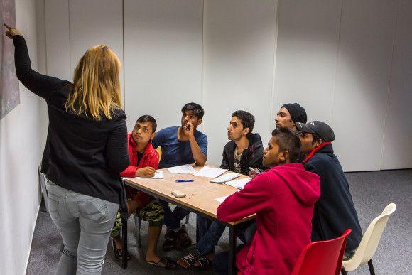 Imagine de pe site-ul Guvernului federal, cu refugiați cărora li se predă limba germană în Frankfurt/Oder. Foto: Burkhard Peter, www.bundesregierung.de