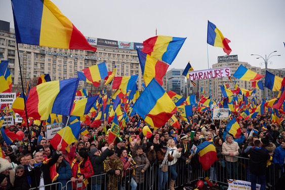 Influențați de propagandă și dezinformare, tot mai mulți români devin eurosceptici, deși România este un beneficiar financiar net al apartenenței la UE. Foto: Codrin Unici