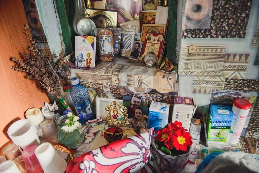 Printre icoane şi medicamente, fotografia strănepoţilor.