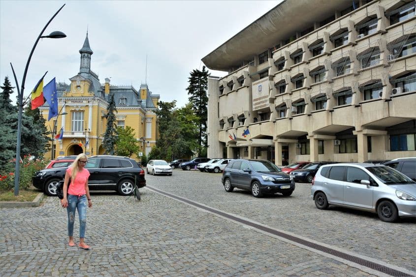 Steagul Uniunii Europene flutură astăzi în fața clădirii pe care Mugur Călinescu a scris în 1981 JOS COMUNISMUL!