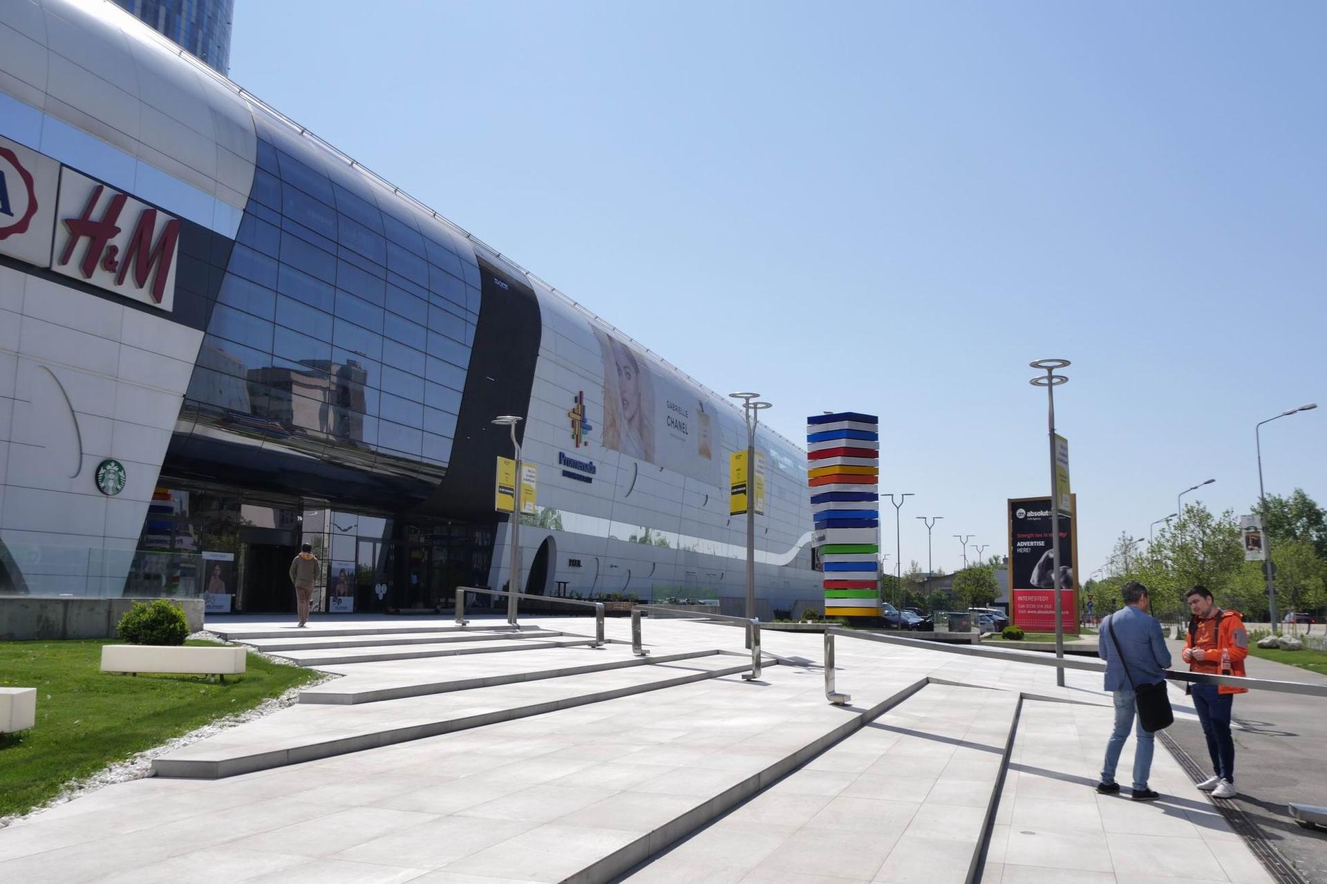 Marile lanțuri de magazine folosesc clădiri și sisteme mult mai eficiente din punctul de vedere al emisiilor de CO2 decât micile magazine. Pe de altă parte, ne îndeamnă să consumăm tot mai mult. E o veșnică luptă între profit și sustenabilitate, care depinde în mare parte de alegerile pe care le facem noi înșine odată intrați în magazin. Foto: Lucian Muntean