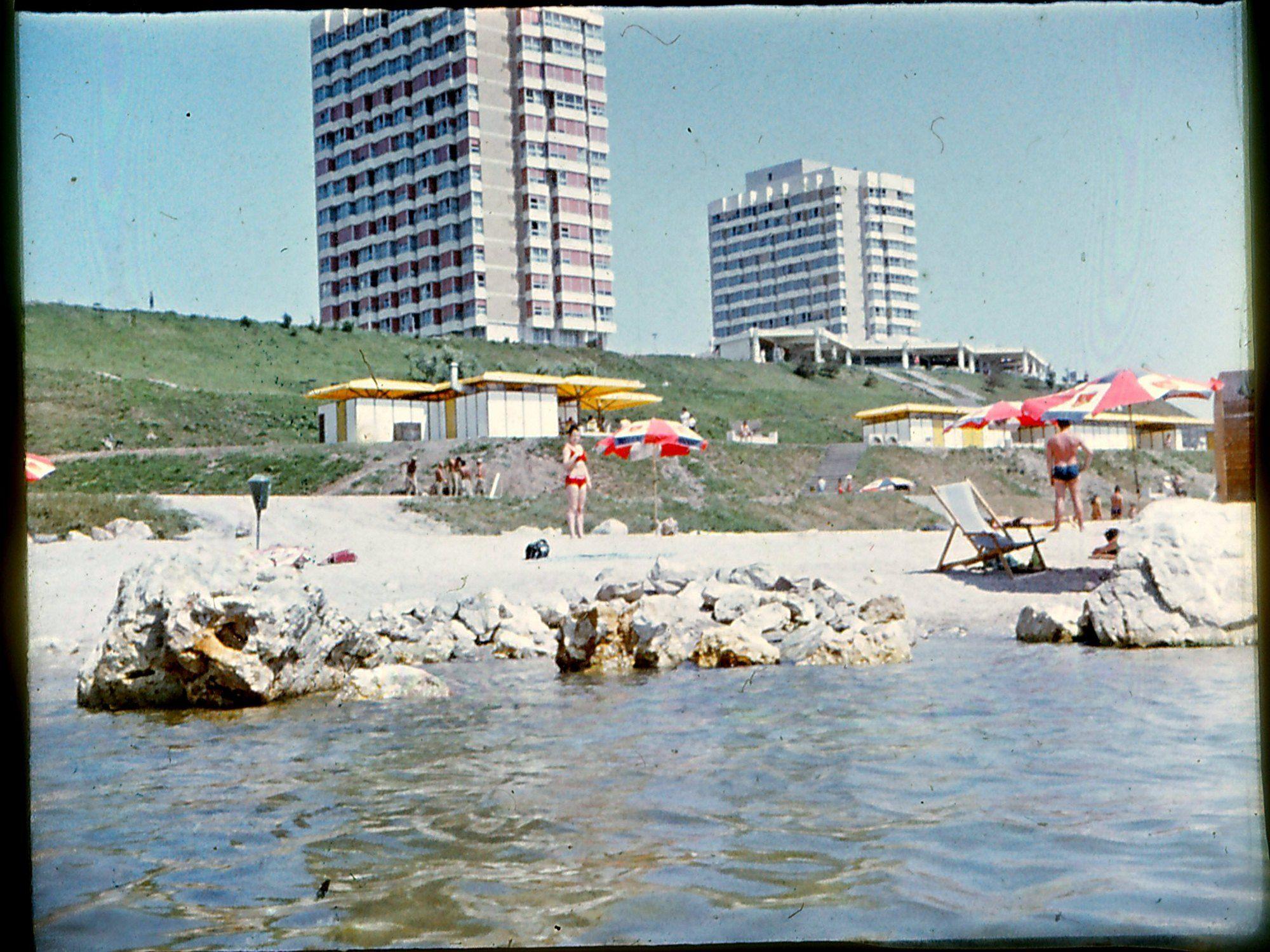 În 1971, turnurile din nordul stațiunii Olimp erau deja date în folosință. Faleza urma a fi acoperită apoi de vegetație. Foto: Nicolae Mihălțianu, arhiva personală