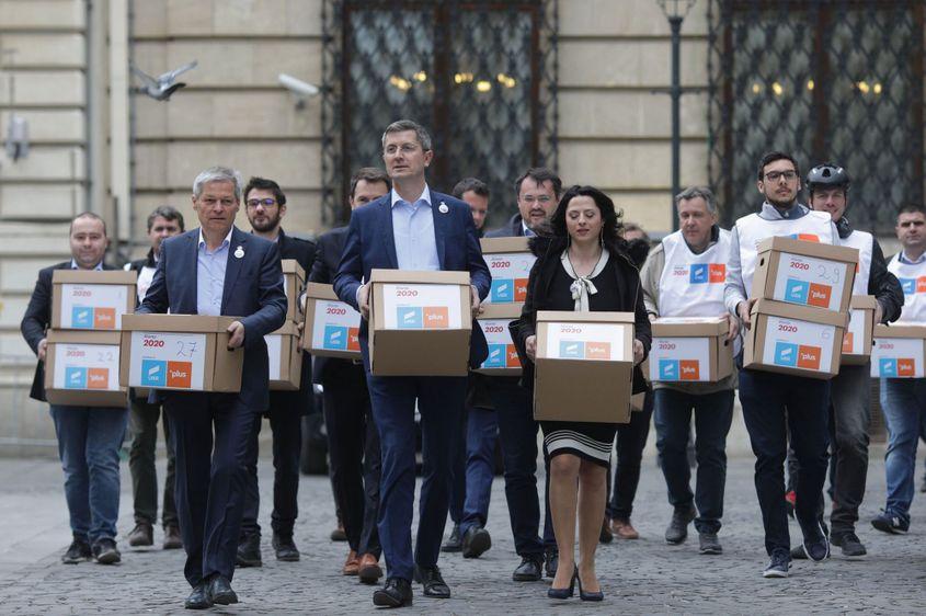 Dacian Ciolos si Dan Barna depun listele candidatilor Aliantei 2020, formată din USR și Plus, la Biroul Electoral Central, marti, 26 martie 2019. Inquam Photos / Octav Ganea