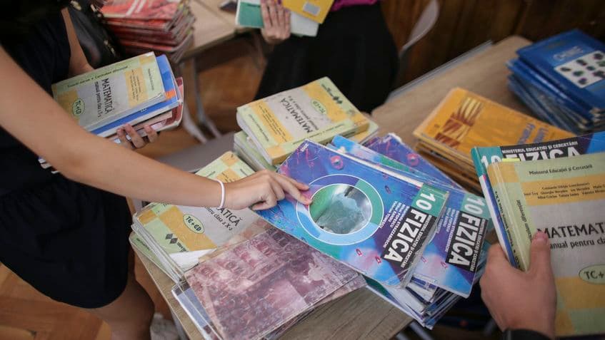 Începutul liceului vine, pentru elevii de clasa a IX-a, fără manuale. O situație care nu este ieșită din comun, spun profesorii și editurile. FOTO: Inquam Photos / Octav Ganea