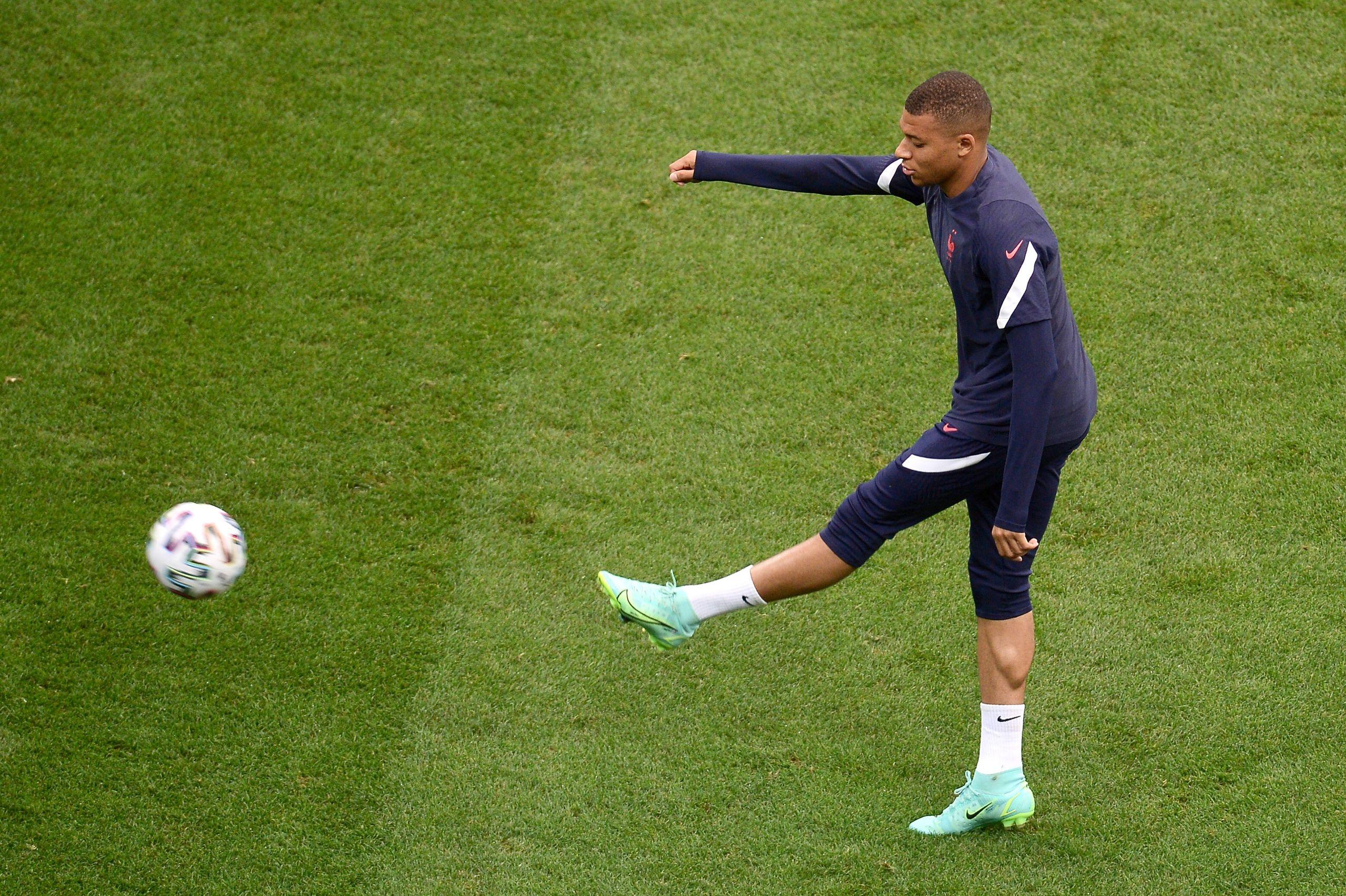 Kylian Mbappe la antrenamentul echipei naționale de fotbal a Franței, înainte de meciul cu Elveția din cadrul Turneului Final al Campionatului European de Fotbal EURO 2020, în București, duminică 27 iunie 2021. Inquam Photos