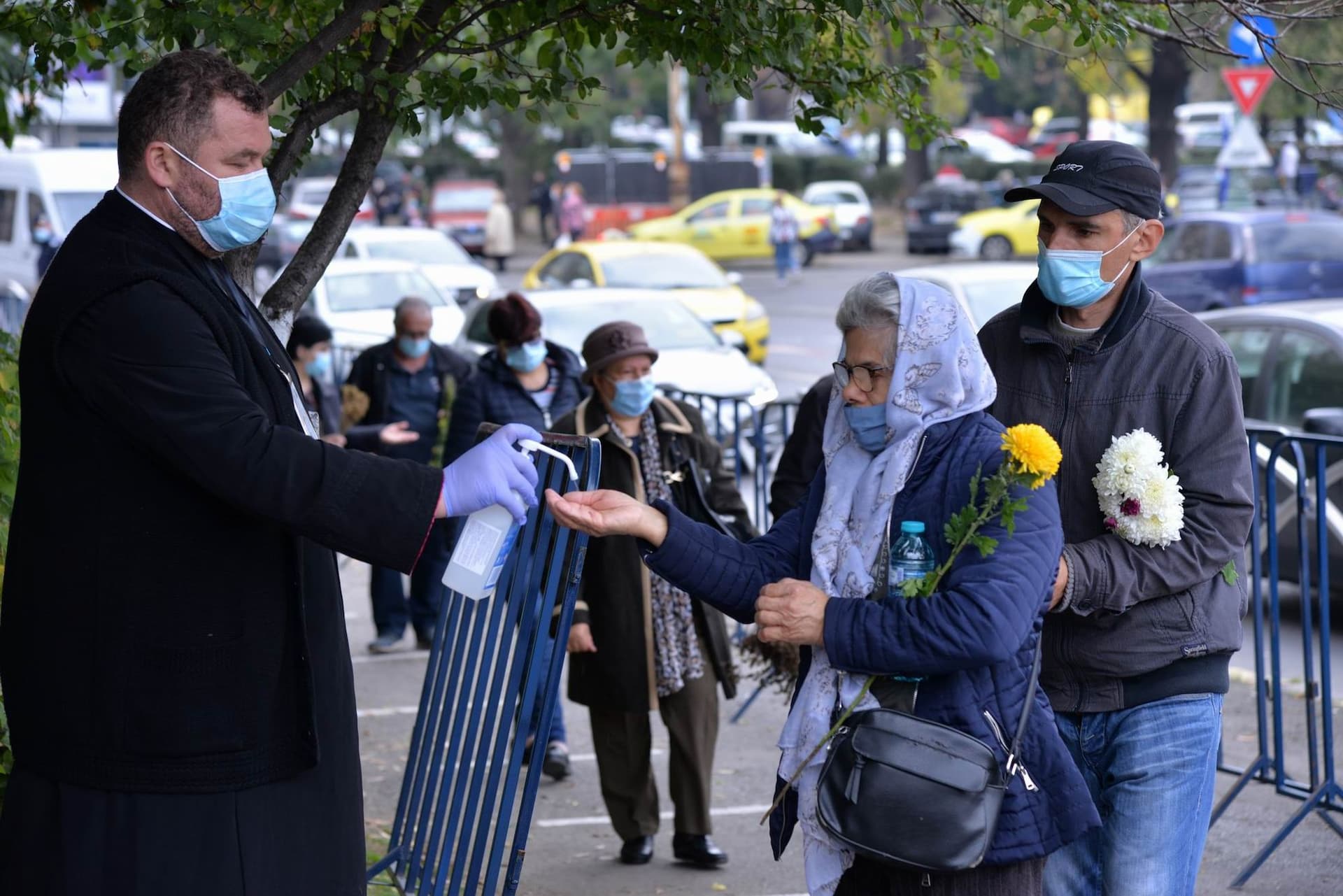 La suprafață, Pelerinajul de Sf. Dumitru s-a desfășurat în condiții speciale cu respectarea normelor sanitare, de distanțare, dezinfectare, purtarea măștii pe tot parcursul. Patriarhia Română și Jandarmeria au creat spații speciale, pe traseul securizat de acces la racla cu moaște. București, 26 octombrie 2020. Foto Lucian Muntean