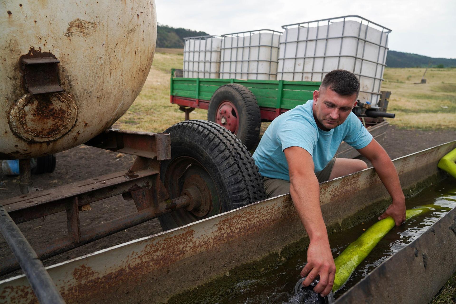 Fermier din Gănești care depozitează apa livrată de pompierii din Târnăveni. Foto: Raul Ștef