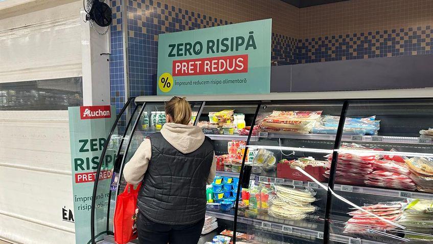 La raionul cu Zero risipă, cumpărătorii se gândesc mai degrabă la cât și cum pot economisi și nu la cum pot reduce risipa alimentară. Foto: Bianca Dragomir