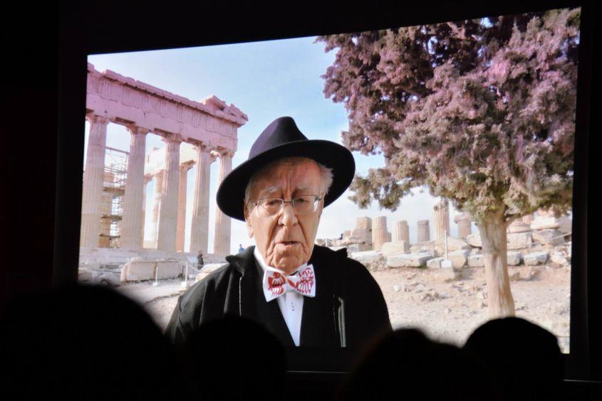 Mihai Șora pe Acropole, într-o secvență din filmul realizat de soția sa.
