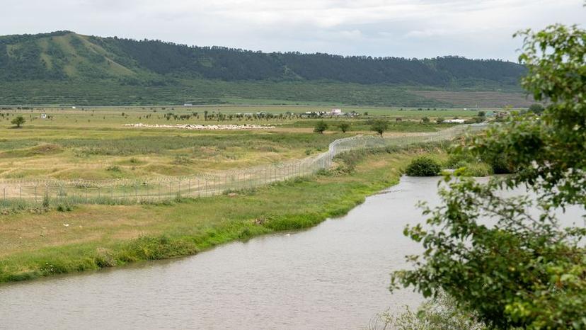 Viitorul Centru de Date Quantum AI este localizat la circa 50 de metri de albia râului Arieș. Foto: Raul Ștef (c) PressOne