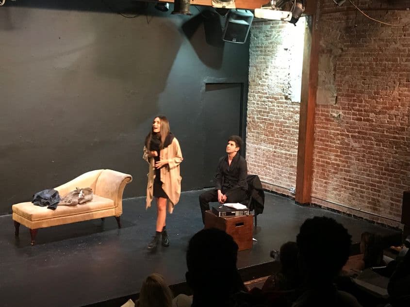 Elena Ghenoiu alături de Jordan Borges în spectacolul „A dead’s man apartment”, regizat de Sal Landi. Foto: Arhiva personală