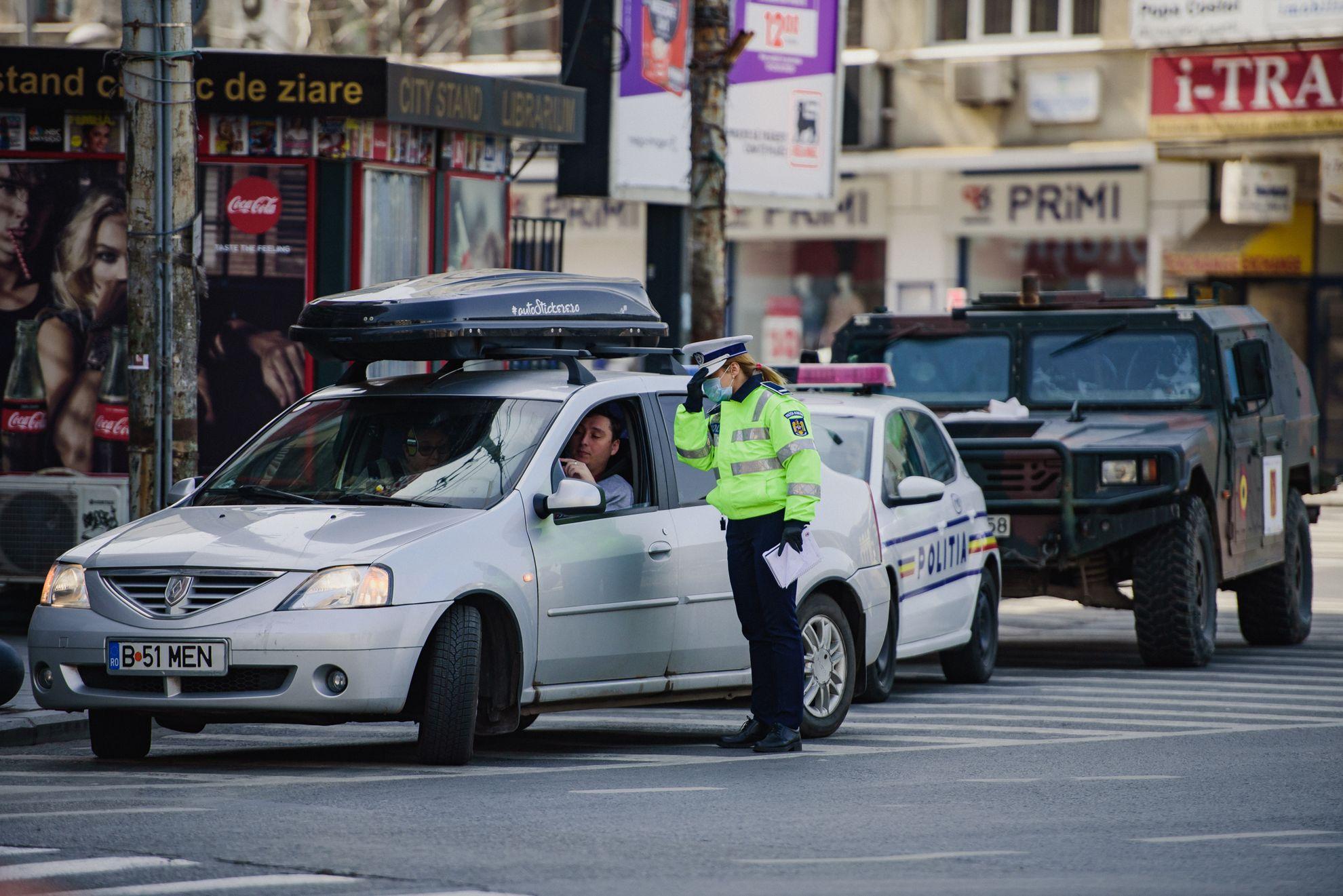 Șoferii sunt opriți în diferite puncte din centrul Bucureștiului, pentru a li se verifica documentele. Foto: Ioana Epure