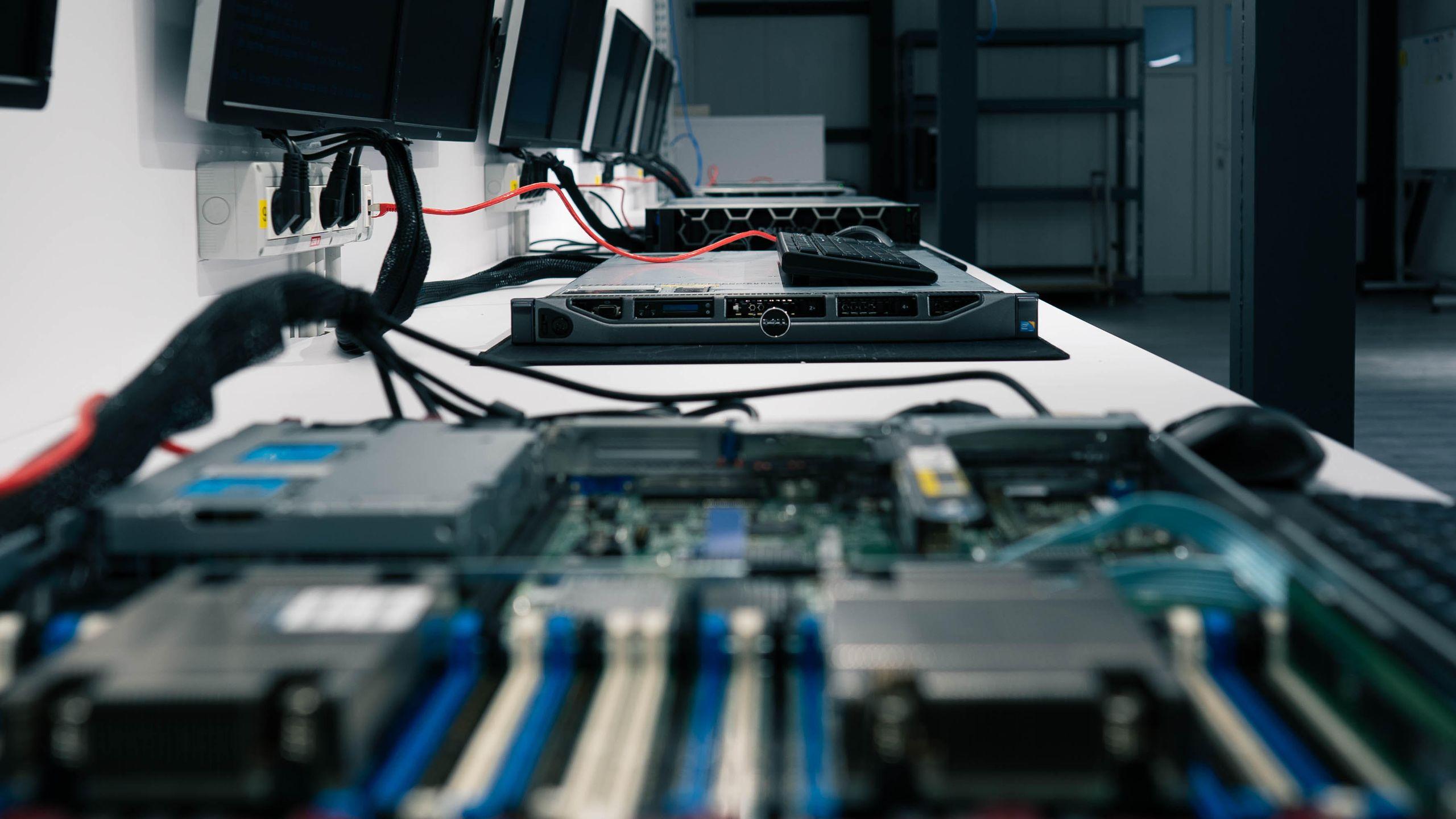 Produsele refurbished de la Server Config sunt testate atent și pregătite să funcționeze la parametrii similari produselor noi