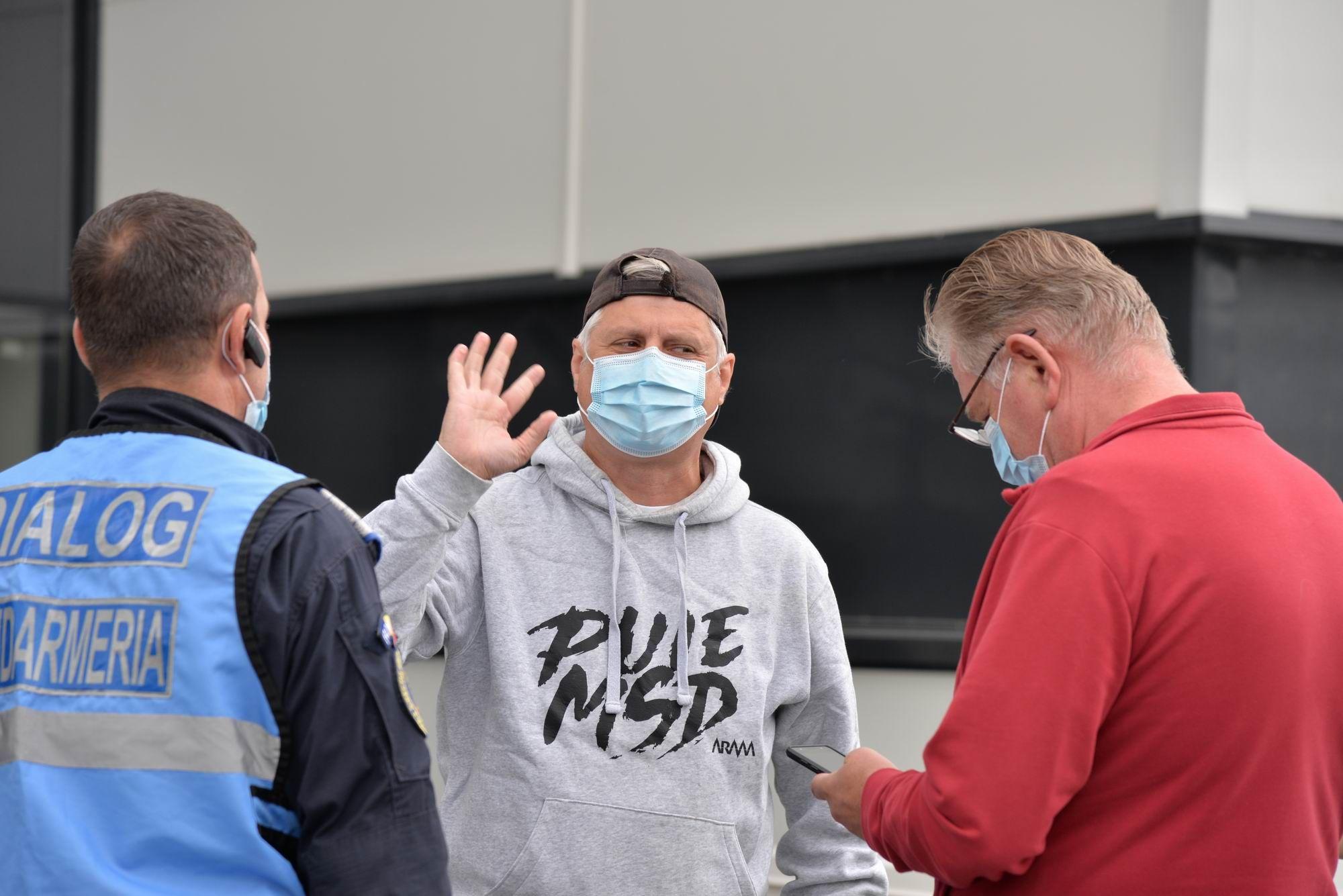 Spectacolul alegerilor locale nu putea fi complet fără niște scandaluri legate de numărarea voturilor. Biroul Electoral Sector 1. Foto: Lucian Muntean