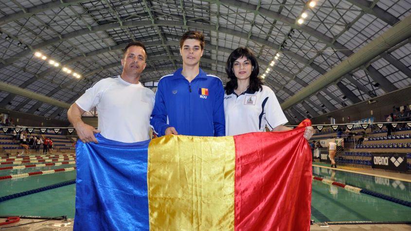 Robert și părinții săi, Irina și Ciprian.