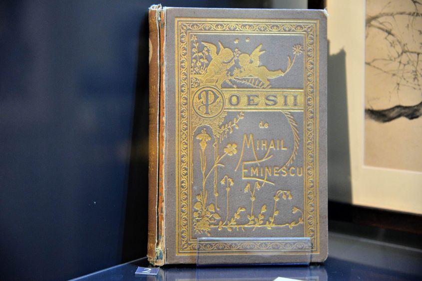 Ediţia princeps a „Poesiilor” lui Eminescu, din colecția Muzeului Național al Literaturii Române. Foto: Lucian Muntean