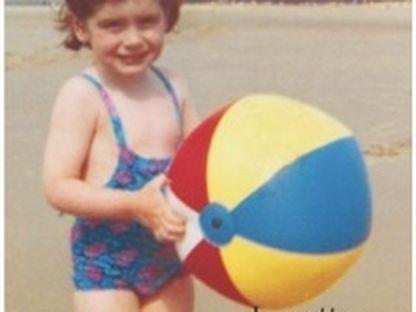 De ce să fii fericită când poți fi normală?