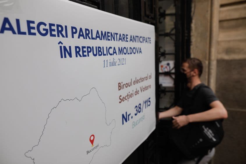 Cetățeni din Republica Moldova votează la o secție din București pentru alegerile parlamentare anticipate, duminică 11 iulie 2021. Inquam Photos / George Călin