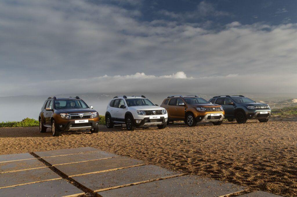Primele două generații de Duster au făcut, treptat, trecerea de la o mașină low-cost apreciată în primul rând pentru performanțele sale off-road și pe drumuri proaste, spre o mașină care-și păstrează abilitatea în teren accidentat, dar și arată modern, similar unor mărci mult mai scumpe