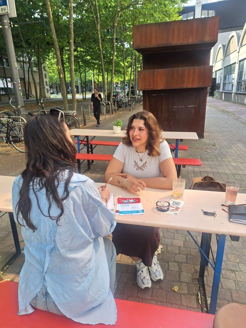 Cercetătoarea Cenay Demirdüzen, într-un dialog cu reportera Andrada Lăutaru Foto: arhivă personală