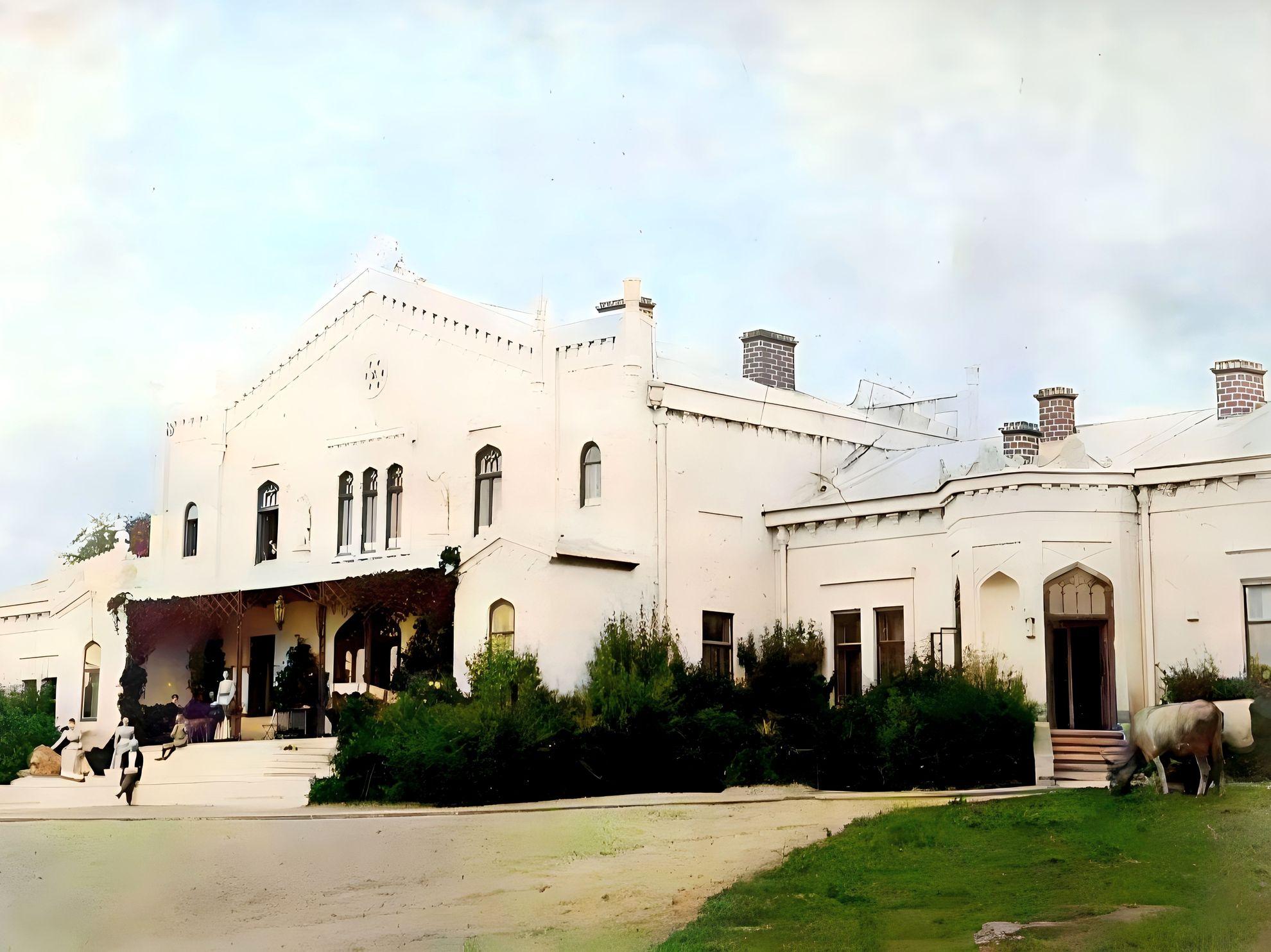 Conacul de la Stâncești în clipele sale de glorie. <em>Reproducere colorizată de Gabriel Albulescu.</em>