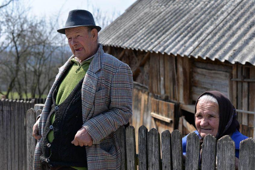 Nea Săndică și soția lui, doi dintre cei 19 locuitori ai satului.