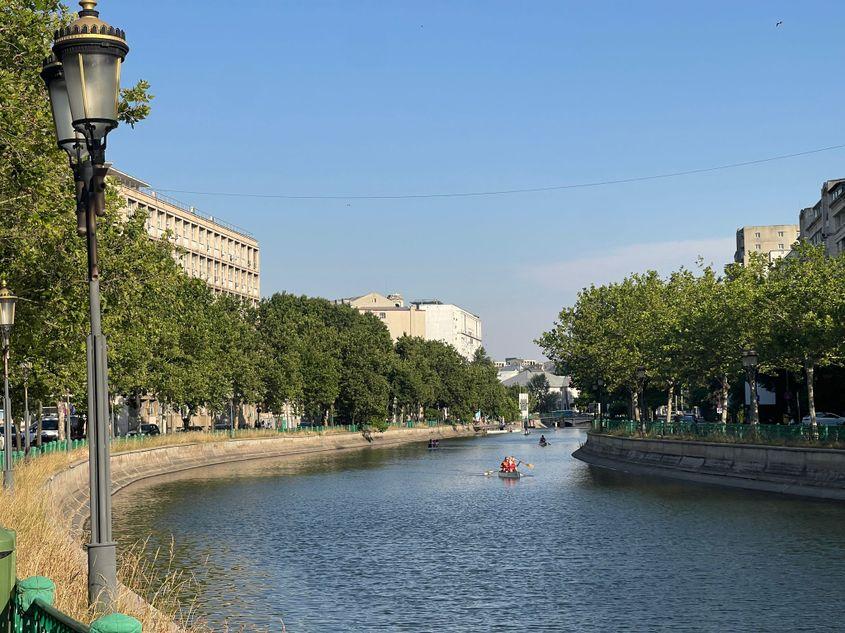 Plimbări cu canoe pe Dâmbovița. București, 2025. Foto: Lavinia Niță / PressOne
