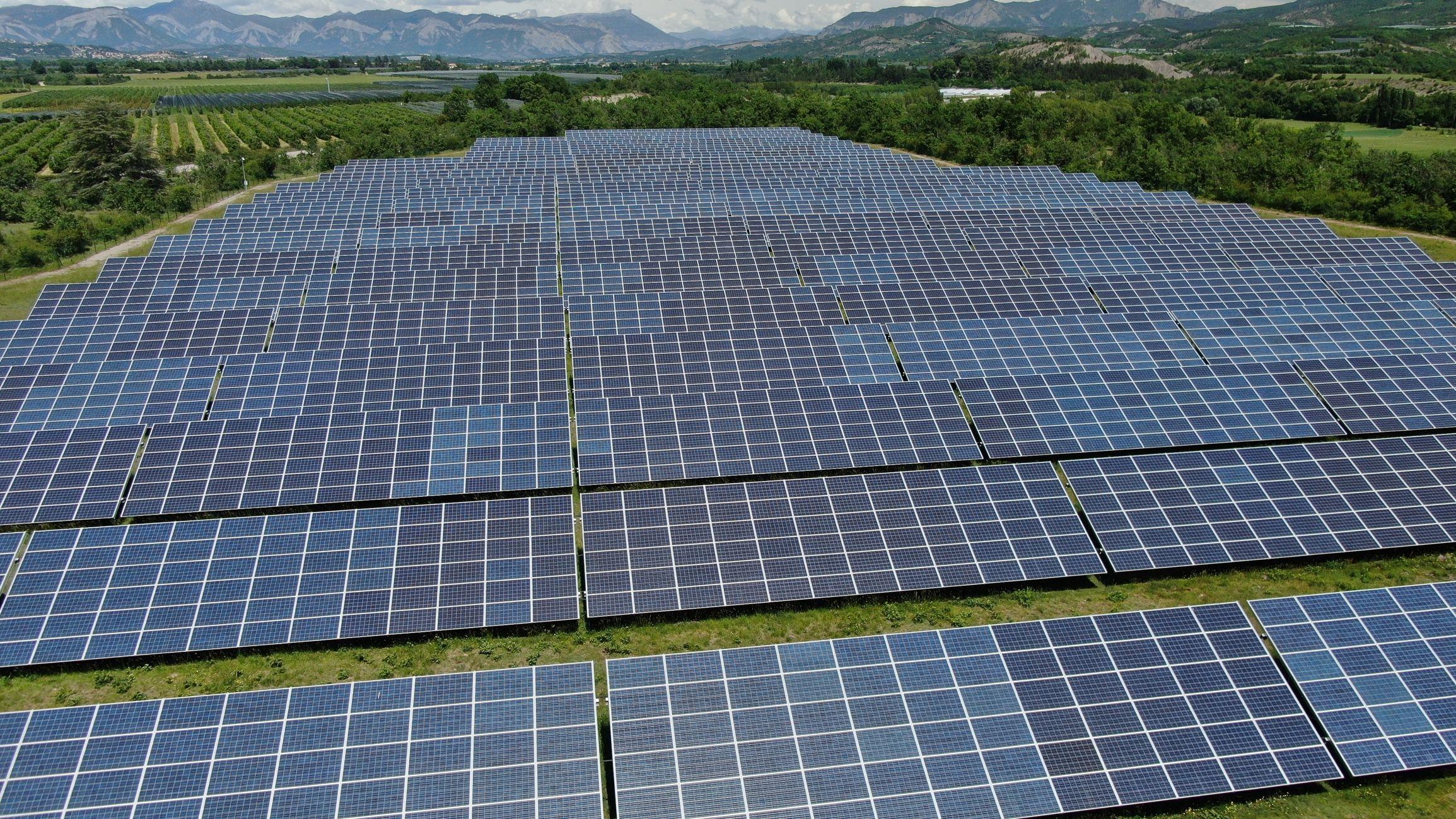 În special panourile solare depind de China, care controlează această piață. În imagine: Panouri solare în Domogled-Valea Cernei. Foto © Wirestock | Dreamstime.com
